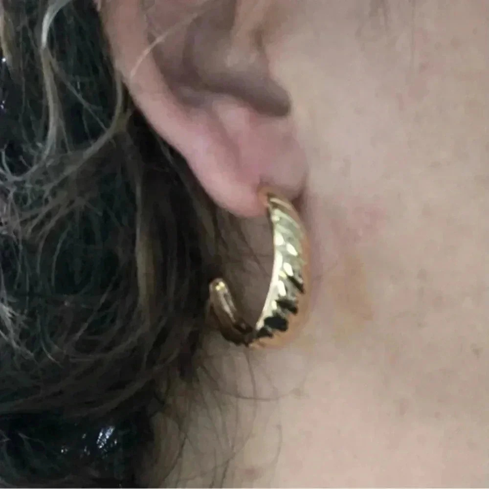 14k Gold Plated Retro 80’s Scallop Hoop Earrings NWT - Picture 2 of 4